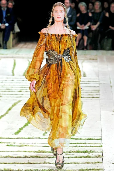 Look 25